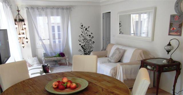 Charming Corner Abode With Castle Views Apartment Nisa Exterior foto